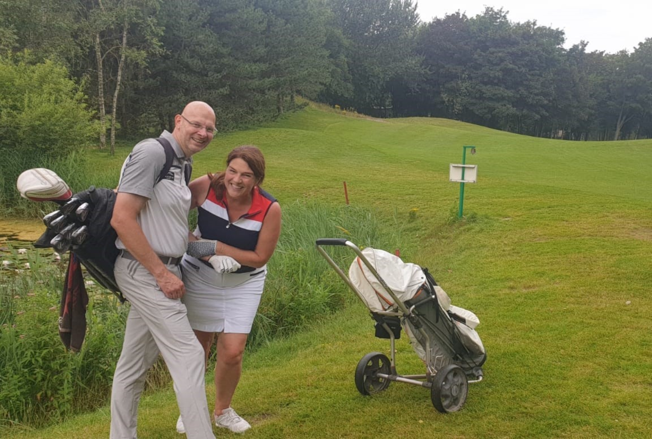 'Picknicken in de baan, waarom niet?' Liza en Hans pleiten voor iets minder ernst in de golfwereld