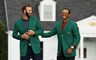De Amerikaanse topgolfers Dustin Johnson en Tiger Woods na afloop van de Masters op Augusta in 2020