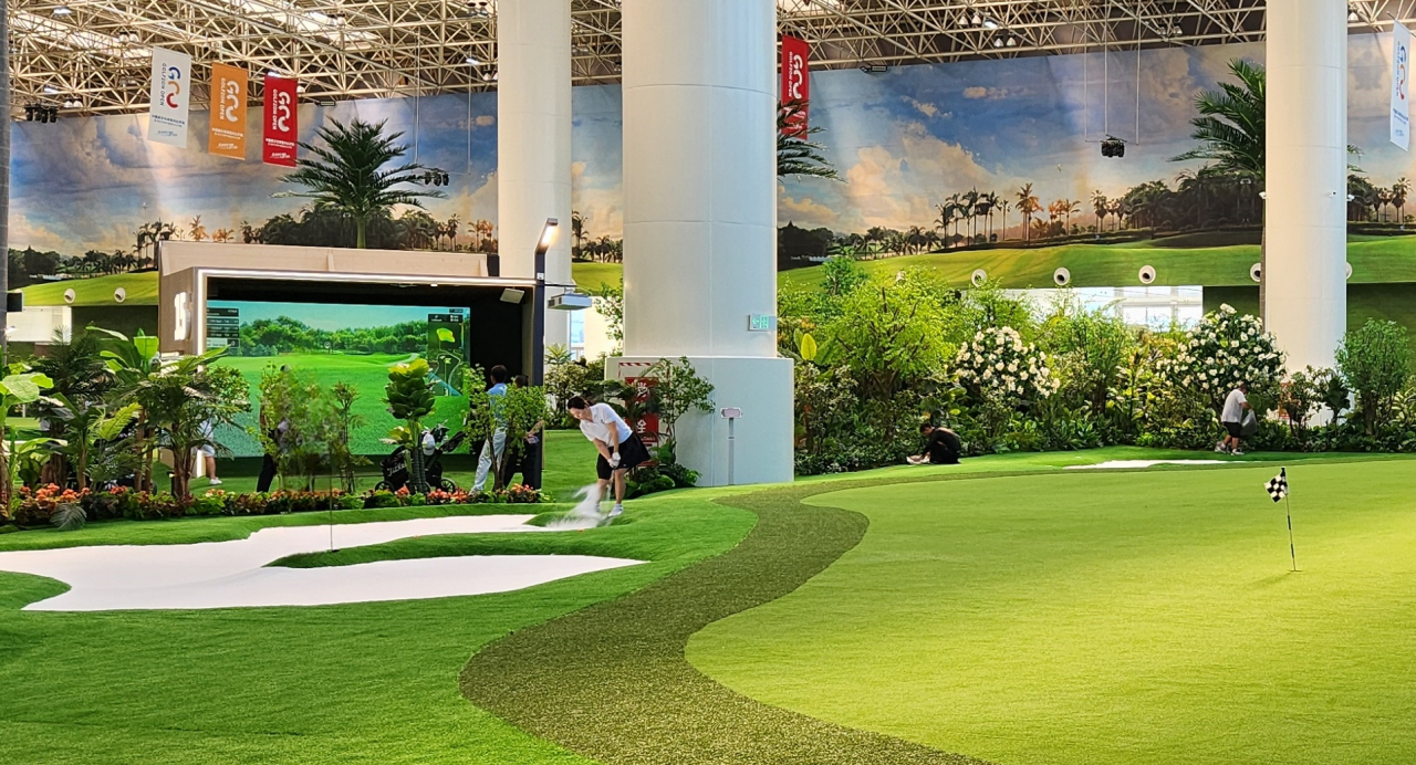 Revolutionaire ontwikkeling in indoorgolf: je slaat af tegen een scherm, en dan opent zich déze leve