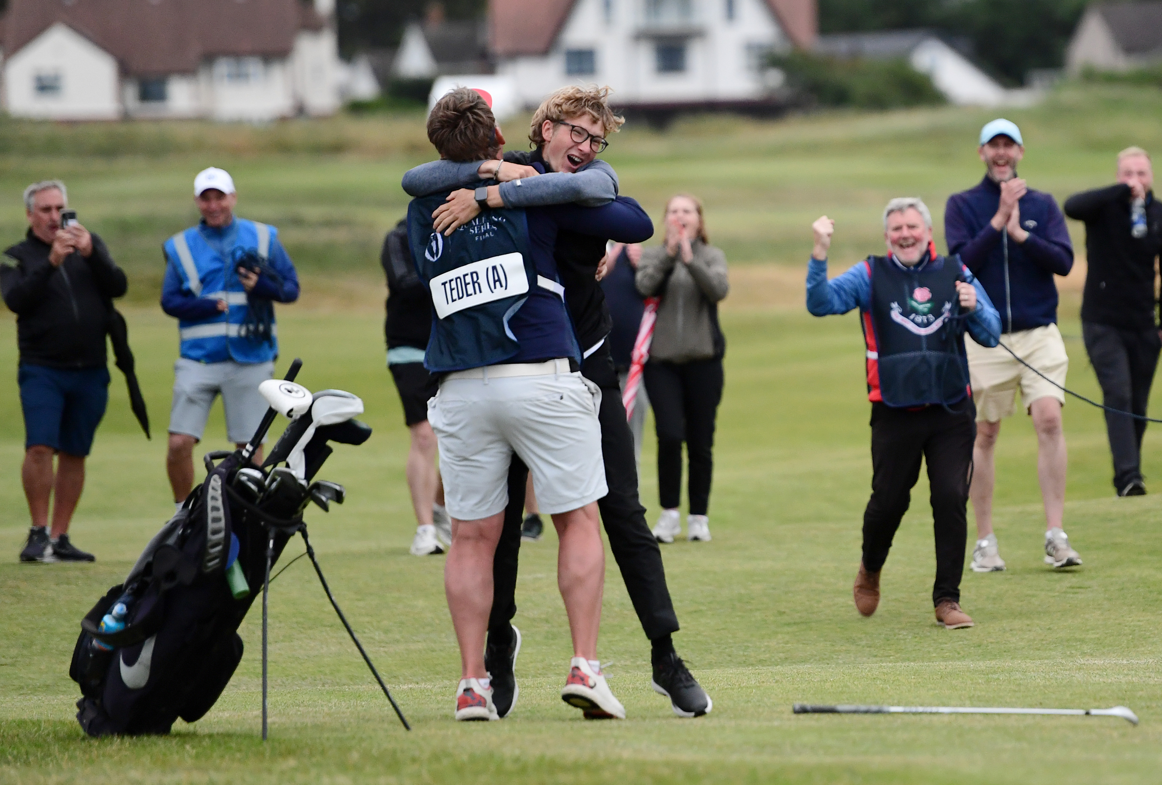 De magie van golf: 20-jarige amateur plaatst zich door deze waanzinnige hole-out eagle als eerste Es