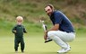 De Amerikaanse topgolfer Scottie Scheffler en zoontje Bennett na het winnen van The Open in 2025
