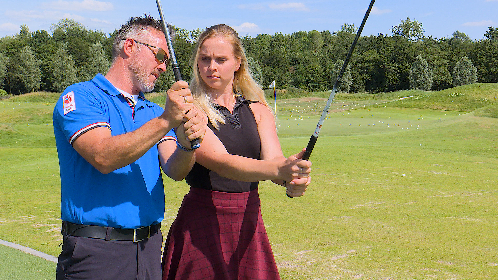 Leoni krijgt haar eerste golflesje! • Golf.nl
