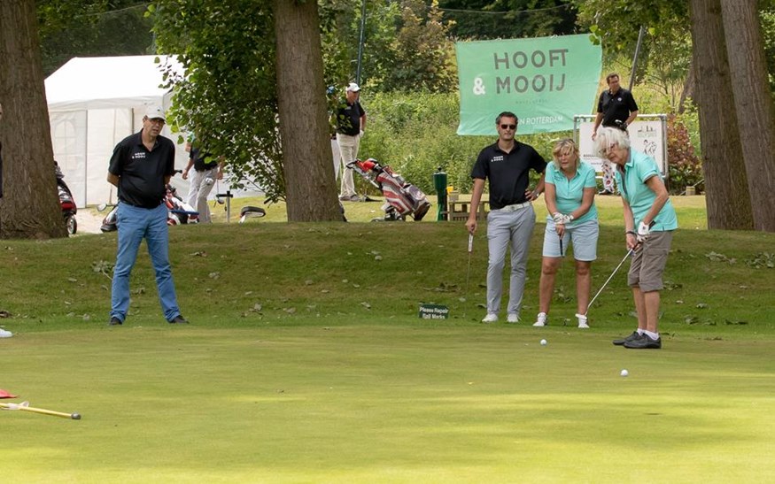 De enthousiast Birgitta op de puttinggreen