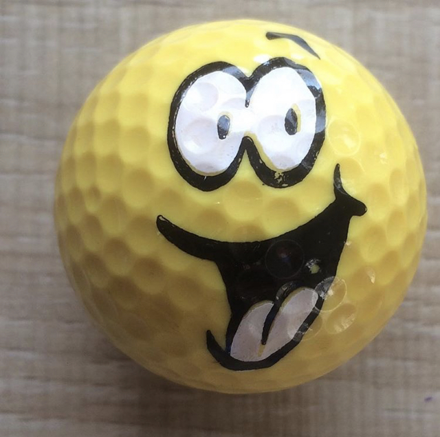golfbal met smiley