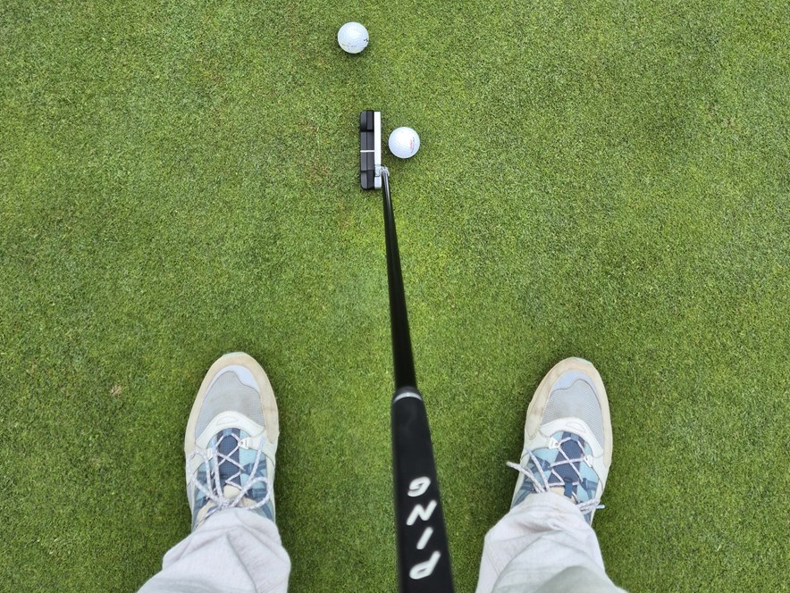 Roy oefent met nieuwe putter