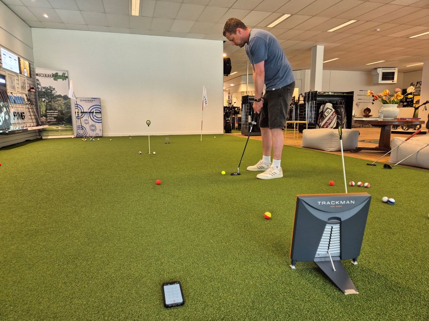 Roy putt met behulp van Trackman