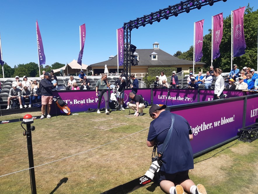 Roy legt bal klaar voor Beat the Pro