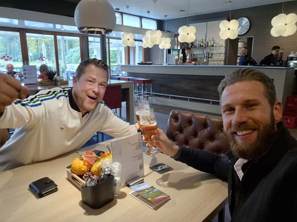 Roy en Bjorn proosten bij 't Sybrook