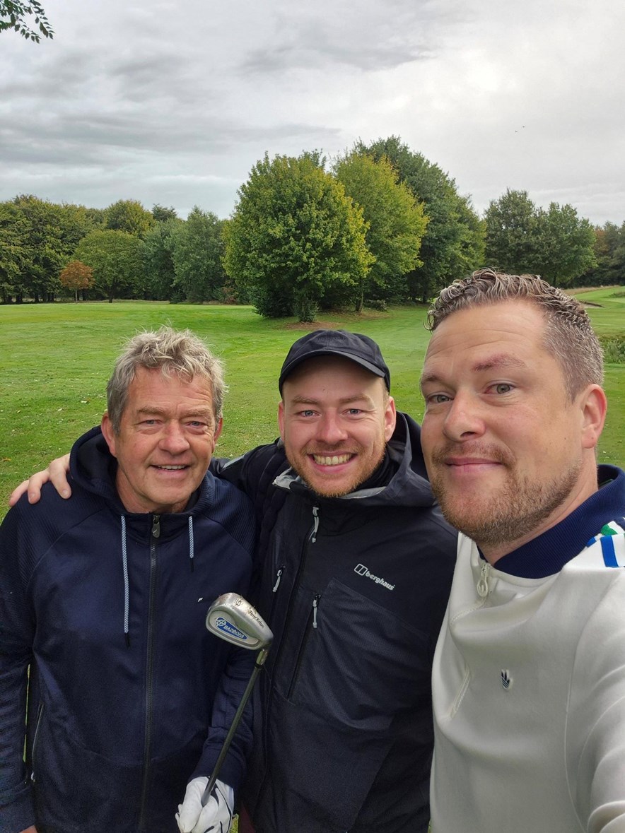 Roy speelt ronde met zijn vader en broertje