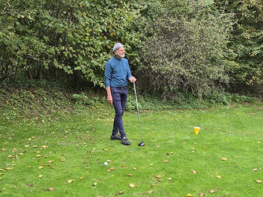 Ton inspecteert de hole