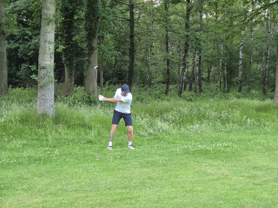 Bjorn slaat bal uit de rough