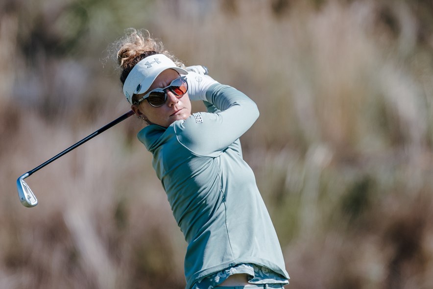 Emie Peronnin draagt een zonnebril waardoor ze ook minder migraine heeft