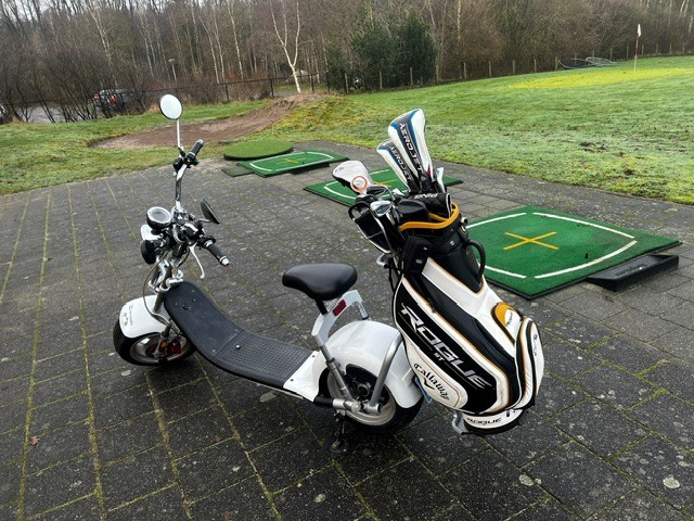 De golfscooter van Carl Scheffer
