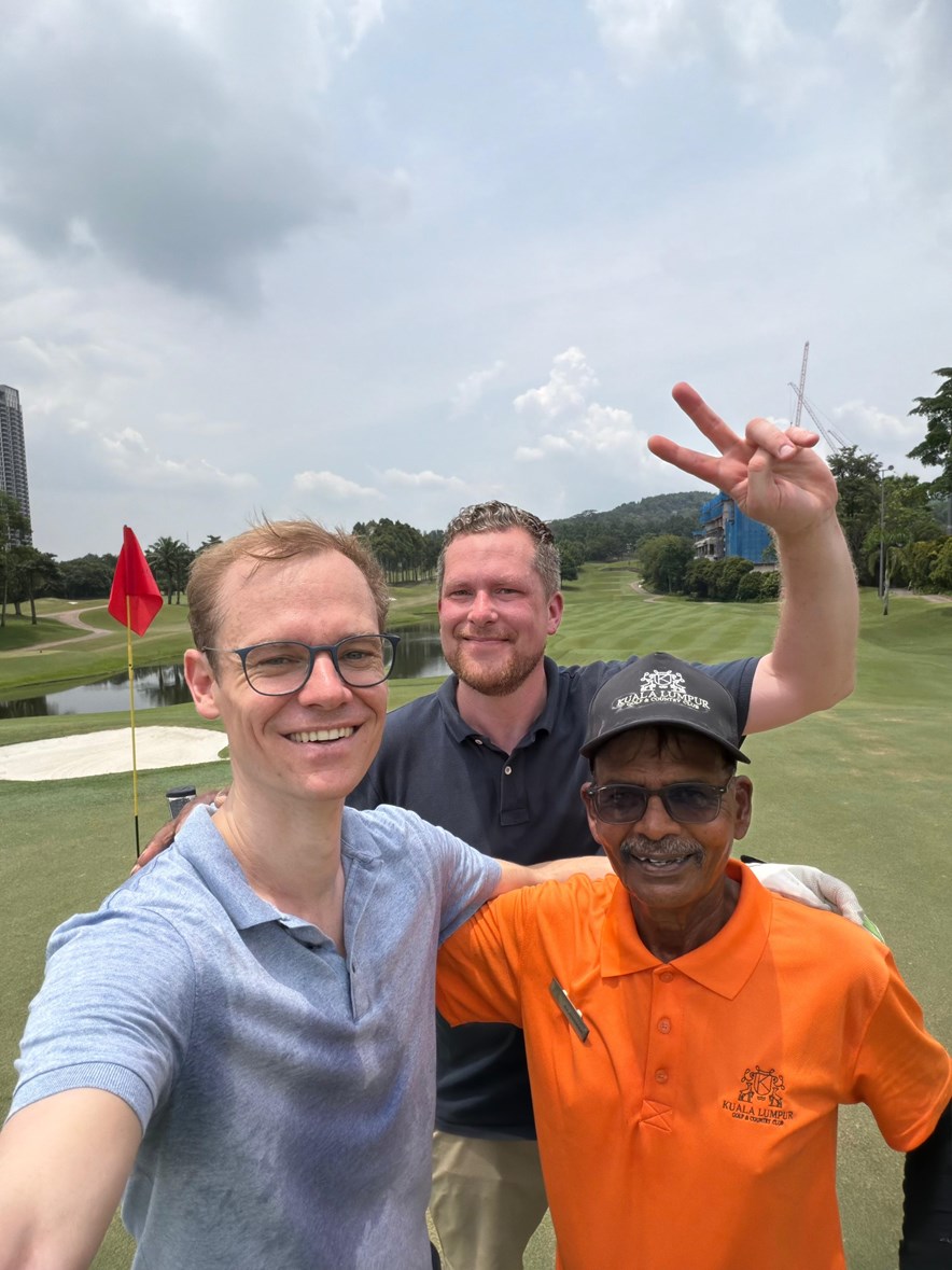 Roy en Martijn met caddy Rajendran