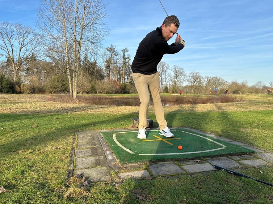 Roy slaat af met pitchingwedge