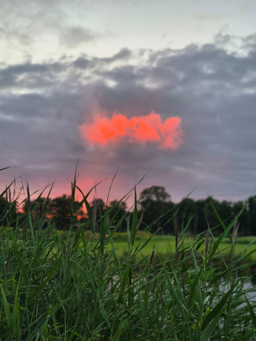 Mooi avondrood valt over de baan van Weleveld