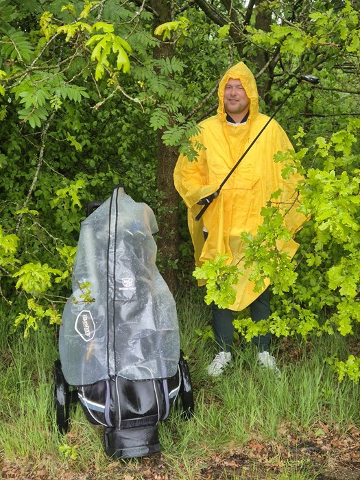 Roy met gele poncho