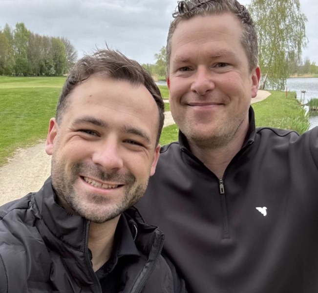Roy en Justin zijn blij na 18 holes