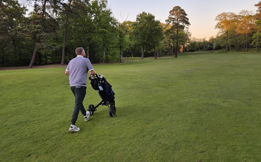 Roy loopt op de fairway op De Koepel