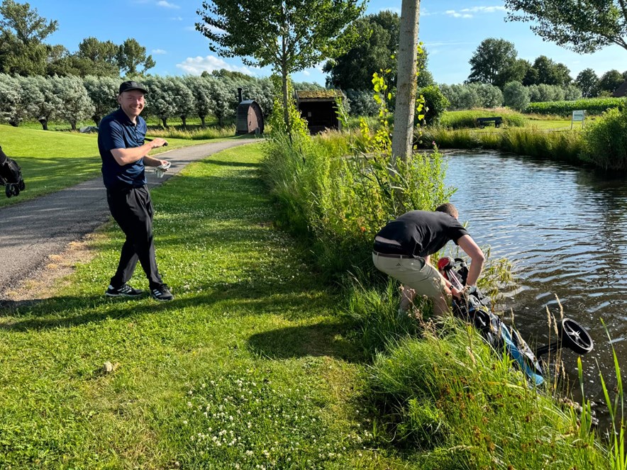 Roys golftas in het water gevallen, Jesper komt helpen
