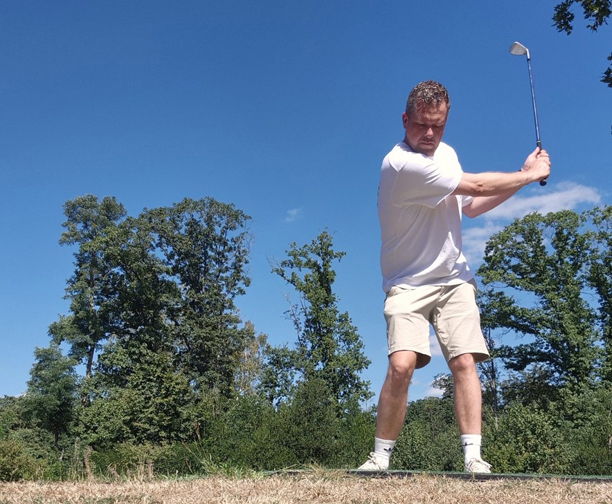 Roy traint zijn wedges op oefenholes van De Twentsche