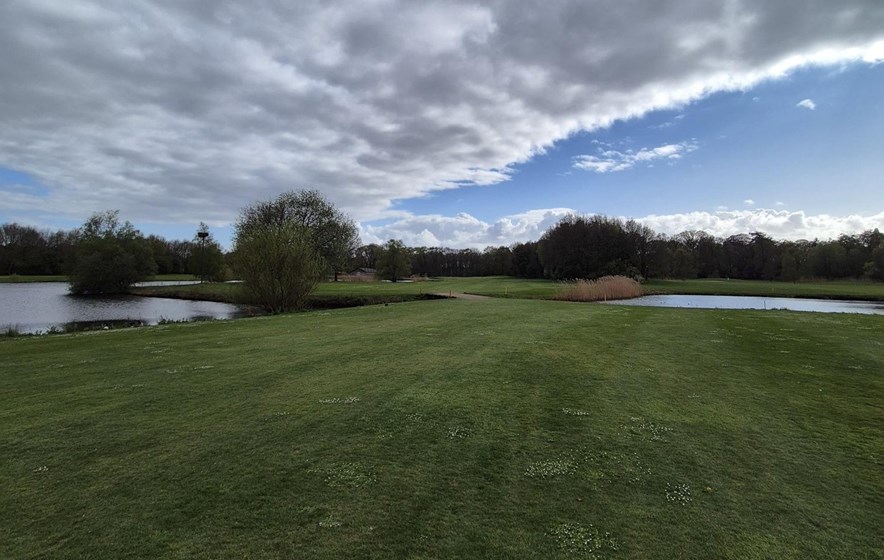 Veel water op hole 18 in Zwolle