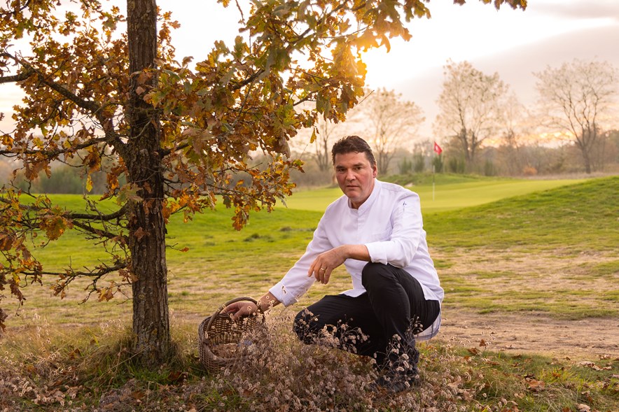 Chef-kok Tonny Berentsen van de Kromme Dissel op de golfbaan