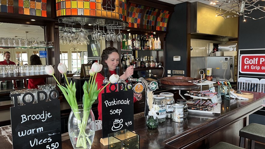 Nicole achter de bar van clubhuis Golfplezier Twente