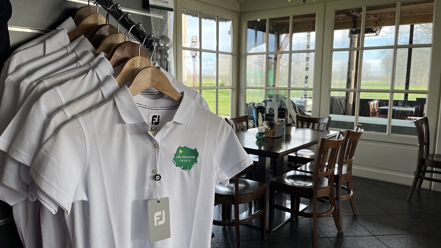 De shop in het knusse clubhuis van Golfplezier Twente