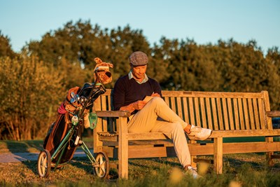 Avondgolfer Jaap op een bankje