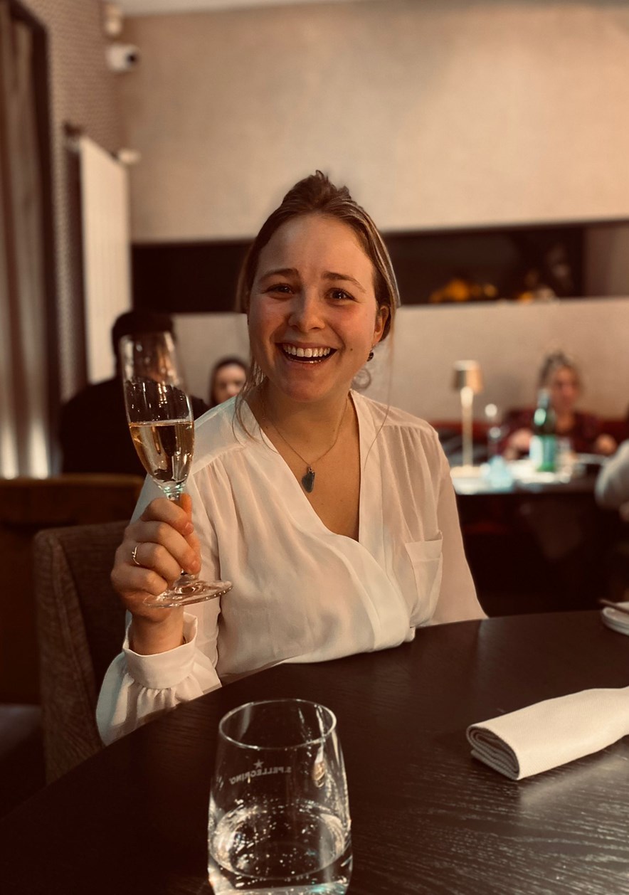 Roos Vliegen drinkt een drankje