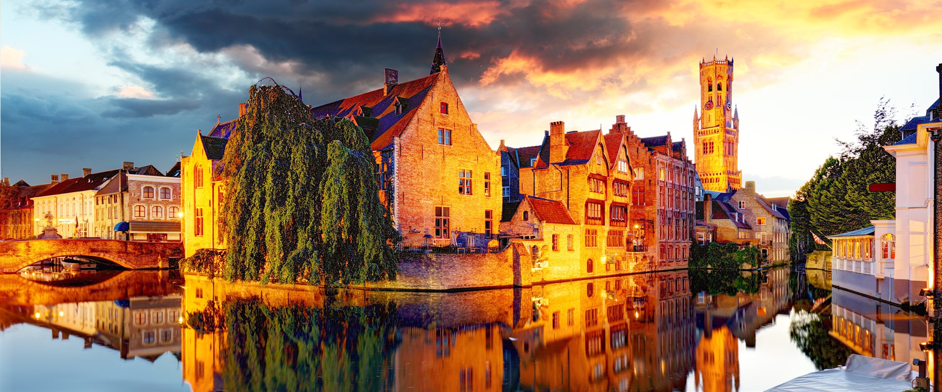 Beeld: De prachtige stad Brugge bij avondlicht