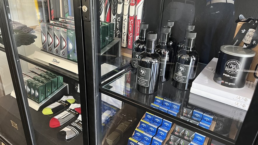 Olijfolie van de baan kopen in de golfshop