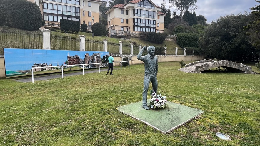 Standbeeld bruggetje Seve Ballesteros in Pedrena