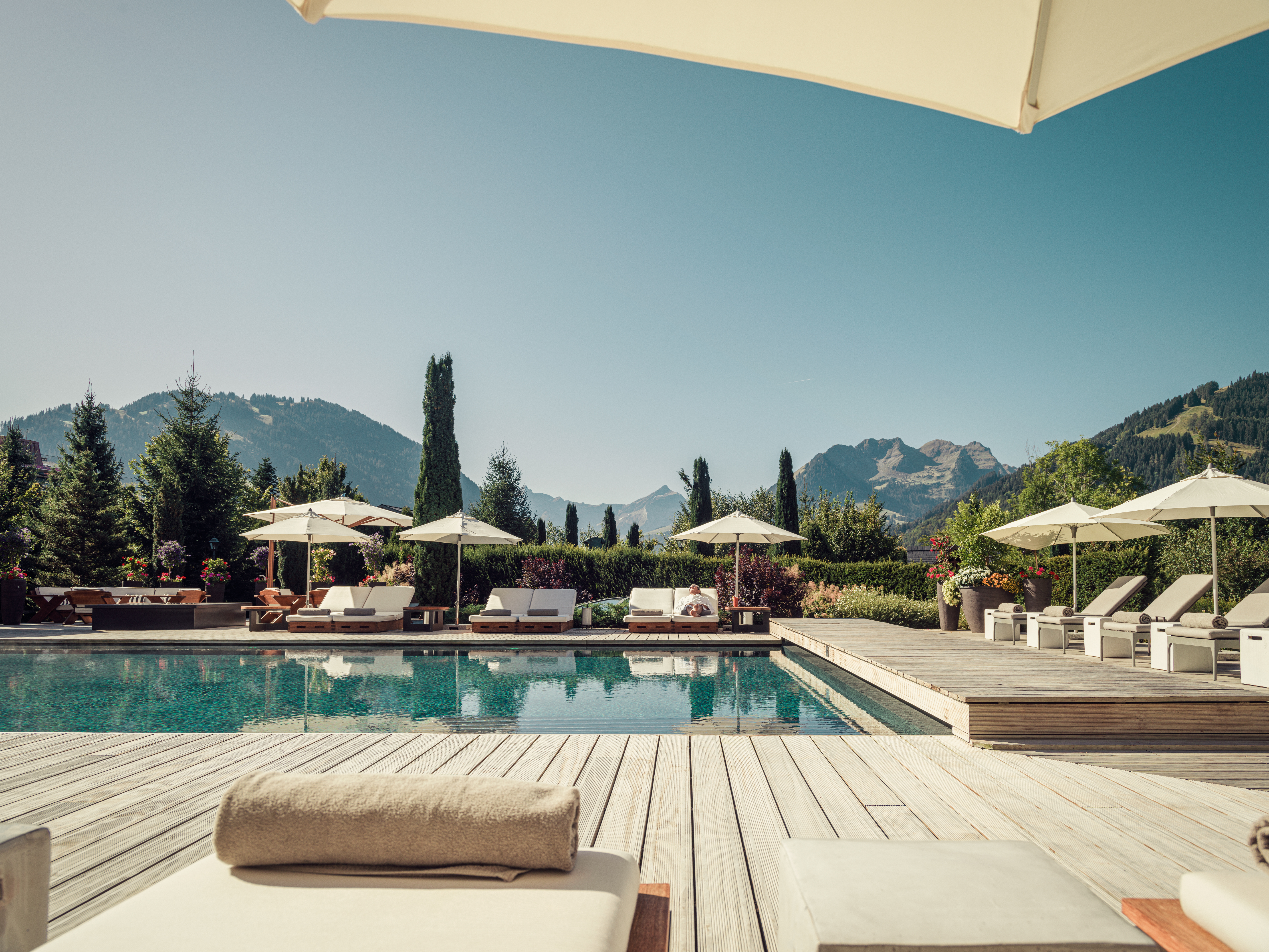 Beeld: Als de benen moe zijn van het golfen is relaxen niet ver weg...The Alpina in Gstaad.  ©Zwitserland Toerisme