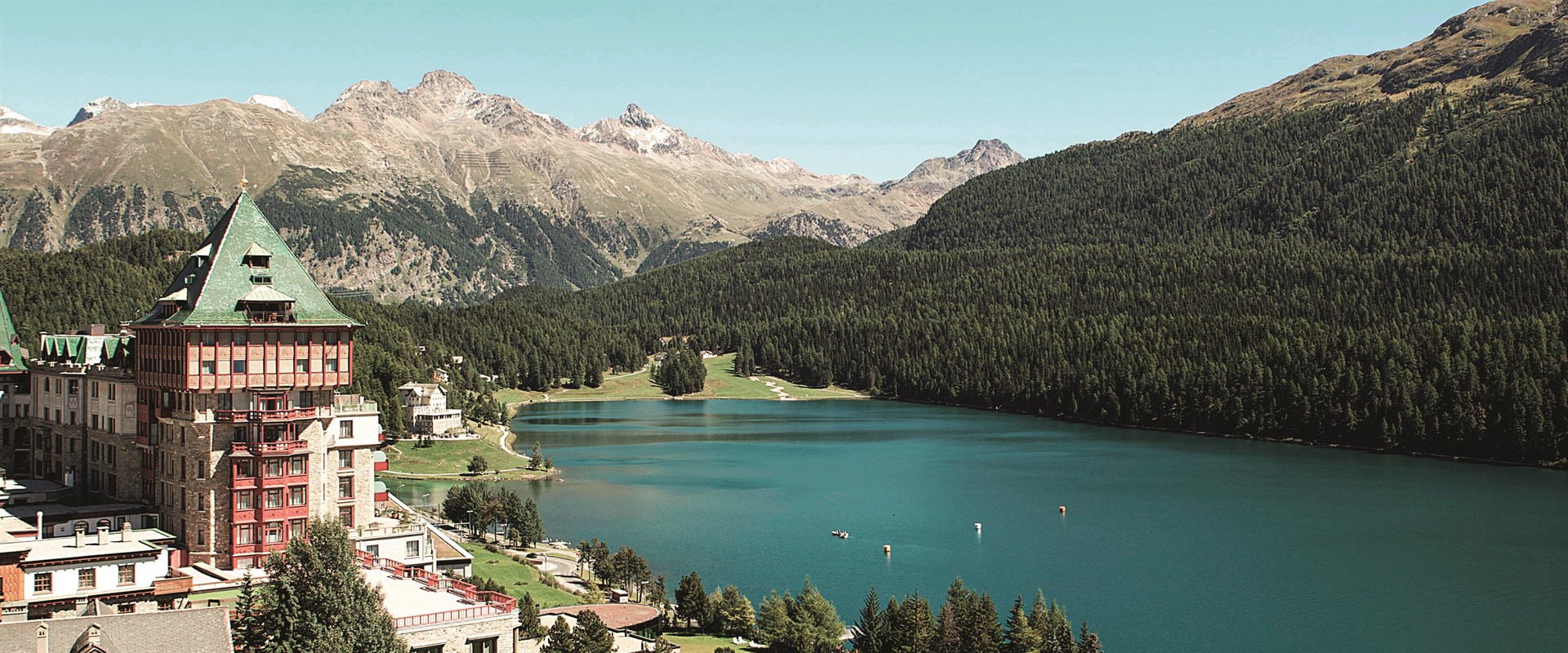 Beeld: Het legendarische Badutt's Palace Hotel in St. Moritz ©Badrutt's Palace 