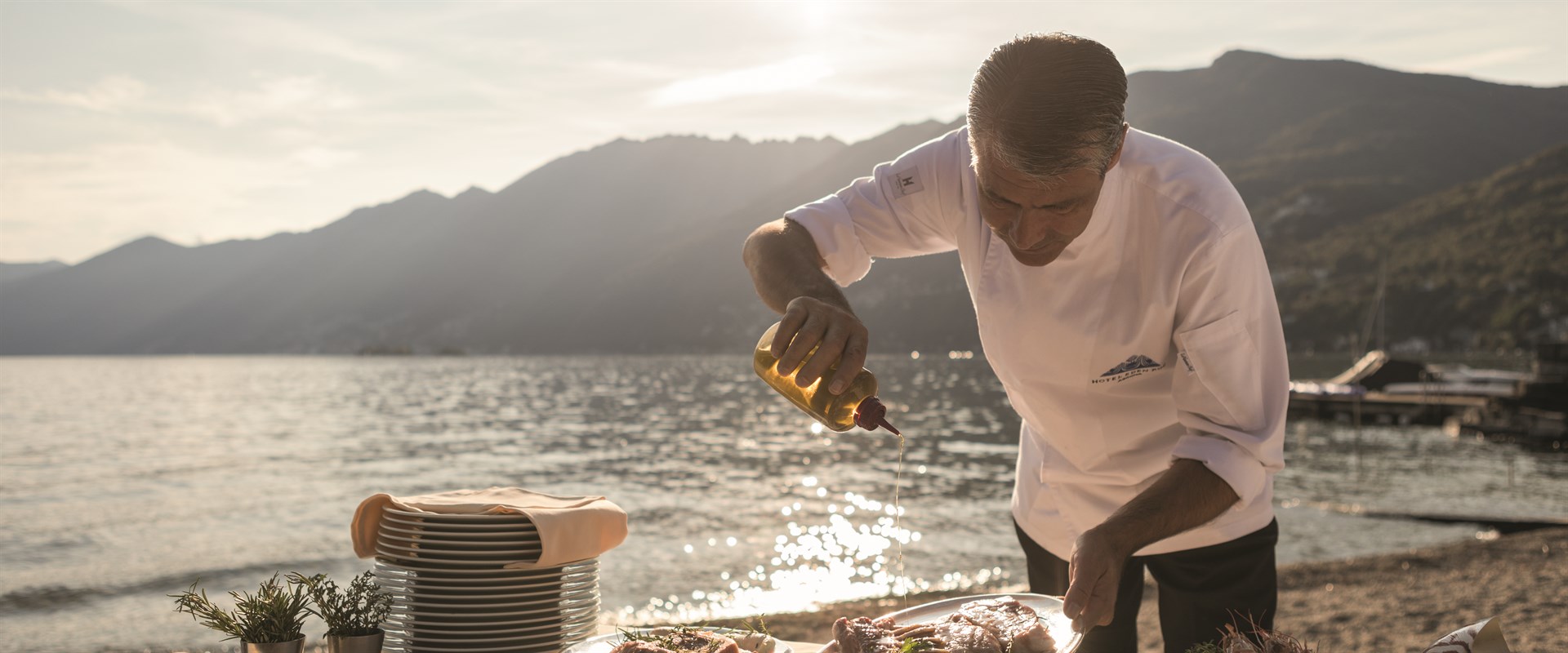 Beeld: Cyrille Kamerzin, chef-kok Eden Roc, bereidt de barbecuelunch op het strand van het hotel.  ©Zwitserland Toerisme/ Giglio Pasqua.