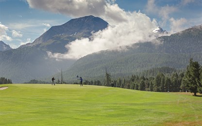 Beeld: Een dag golf in Samedan met Caroline Rominger en Eugenio Ruegger. ©Zwitserland Toerisme / Filip Zuan 