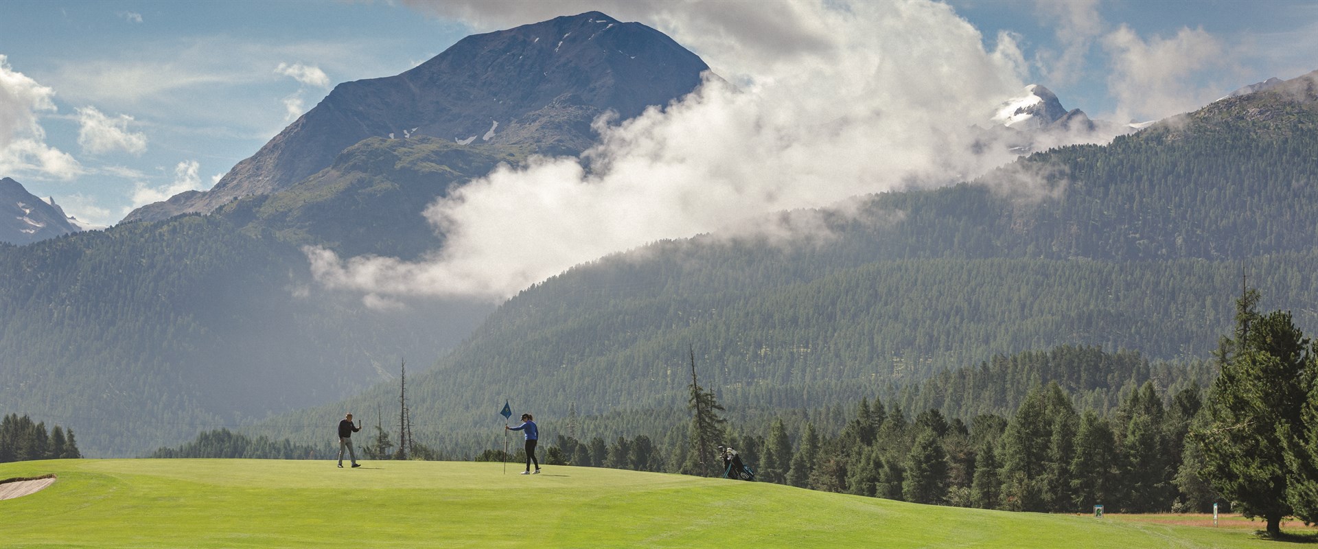 Beeld: Een dag golf in Samedan met Caroline Rominger en Eugenio Ruegger. ©Zwitserland Toerisme / Filip Zuan