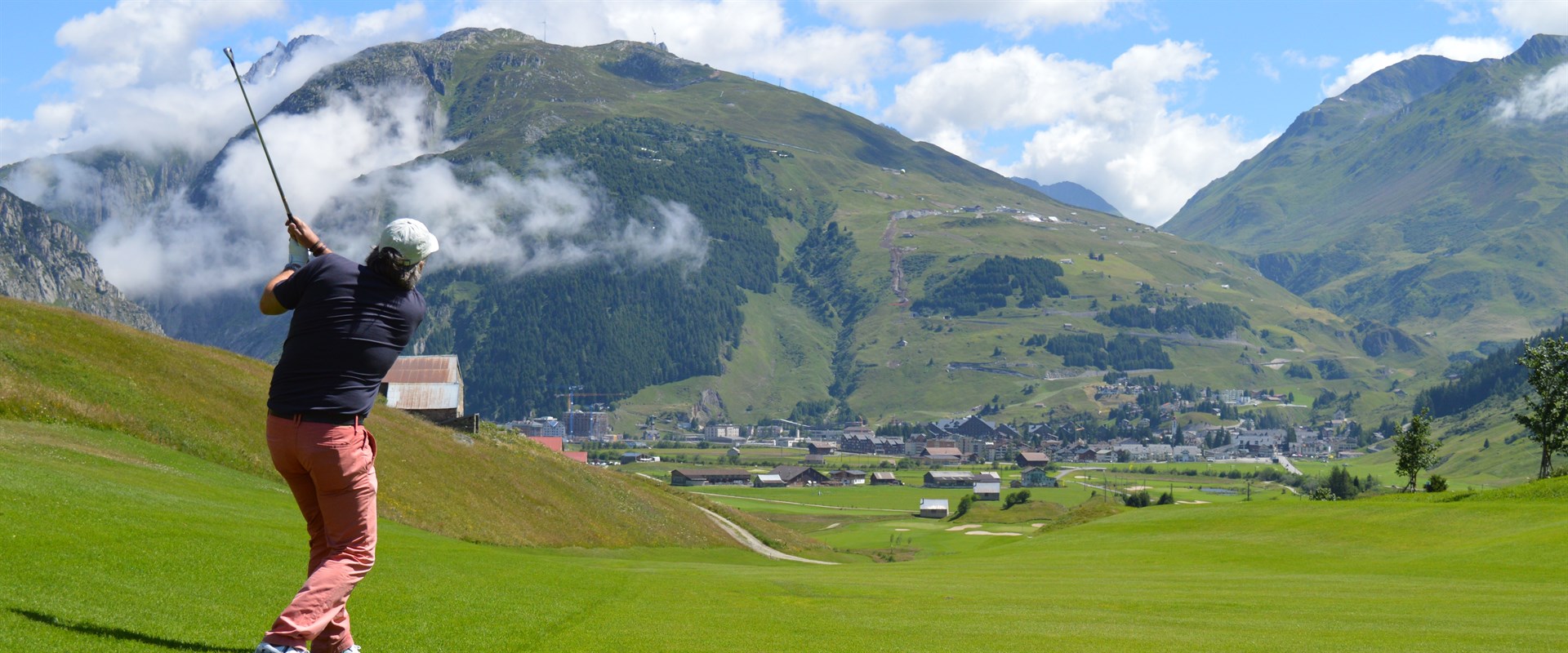 Beeld: Adembenemende uitzichten wanneer je op de Andermatt Swiss Alps golfbaan speelt...