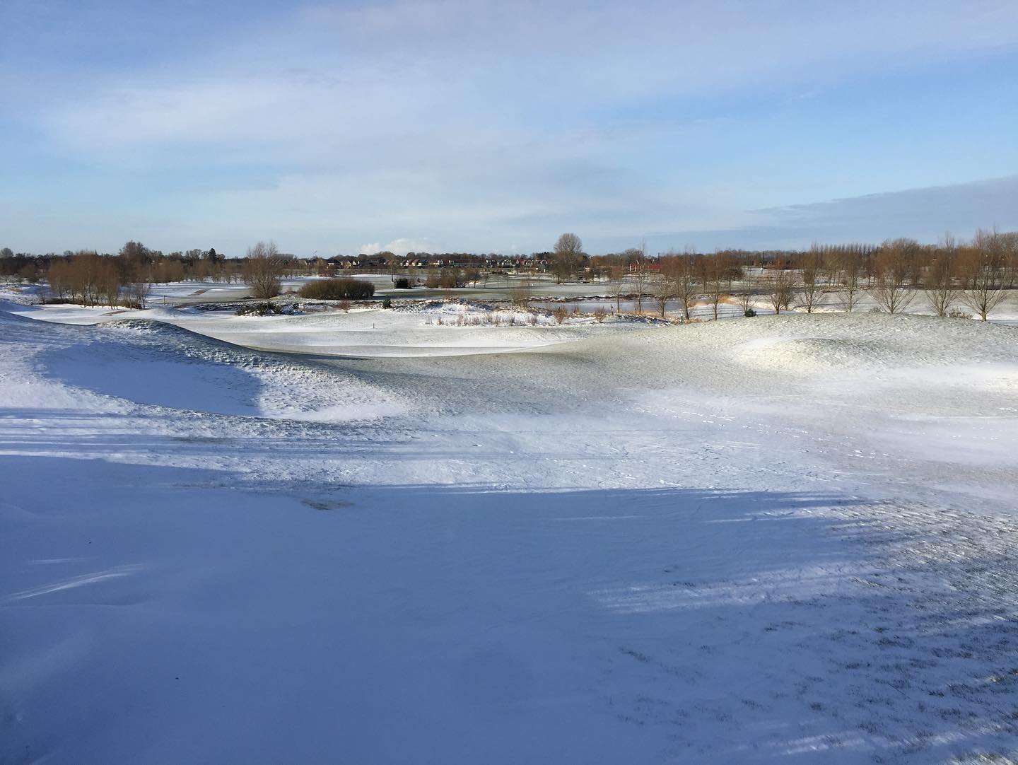 Regthuys in de winter een besneeuwde golfbaan