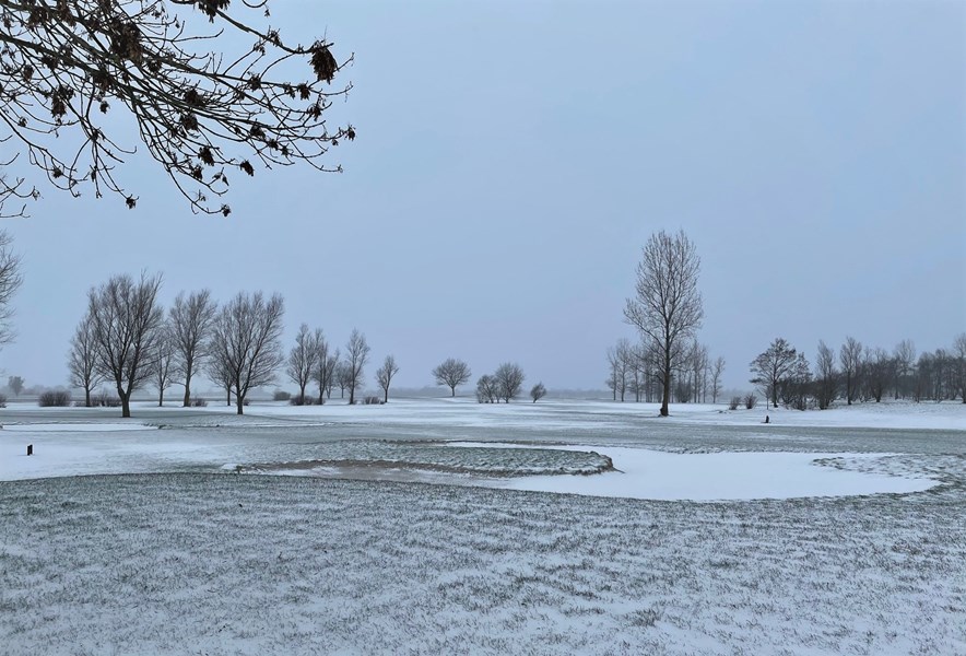 Golfbaan Sluispolder in wintertijd met sneeuw