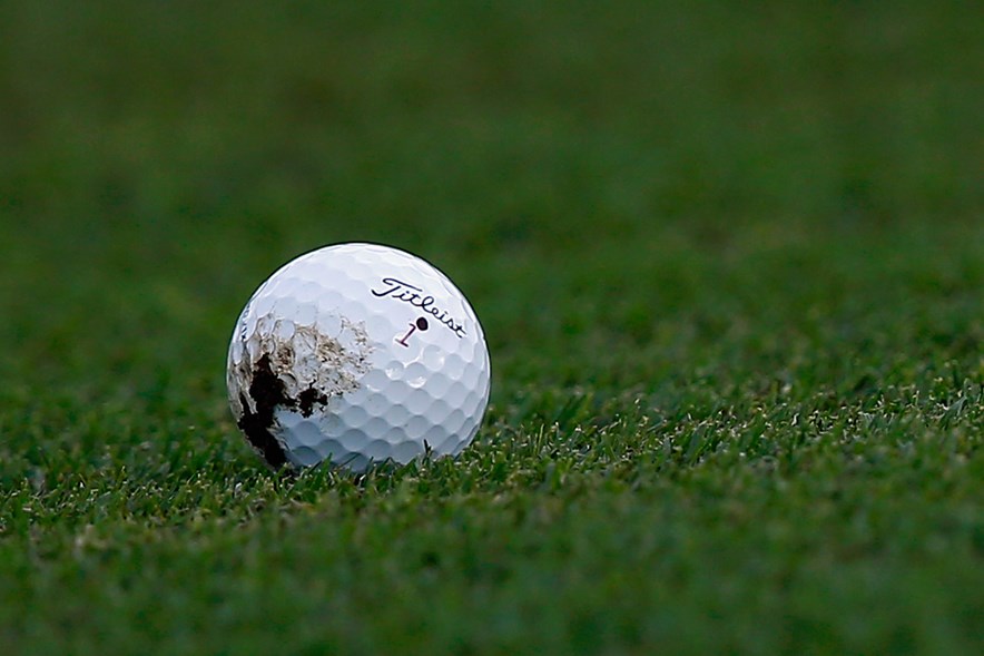 een golfbal met modder