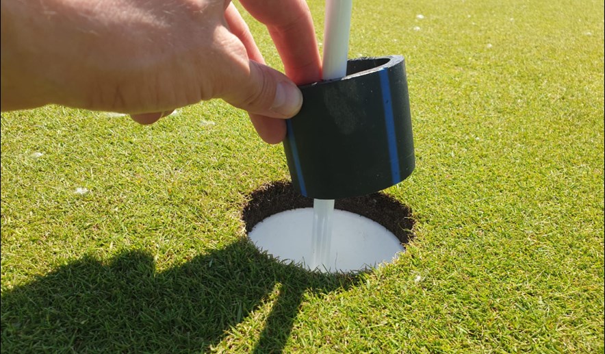 stukje pvc buis in de cup van de hole