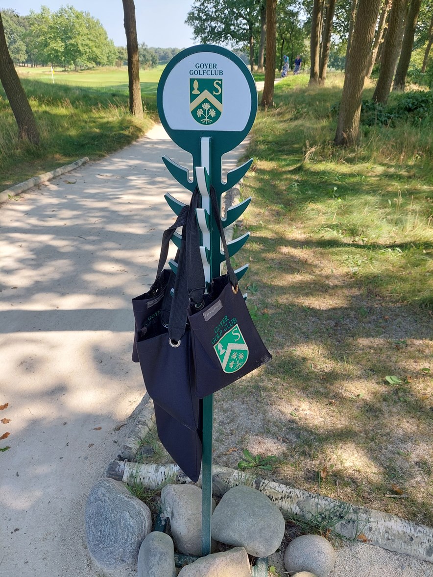 Zakjes met zand om divots op te vullen
