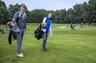 Man en vrouwen golfen op Golfclub Almeerderhout