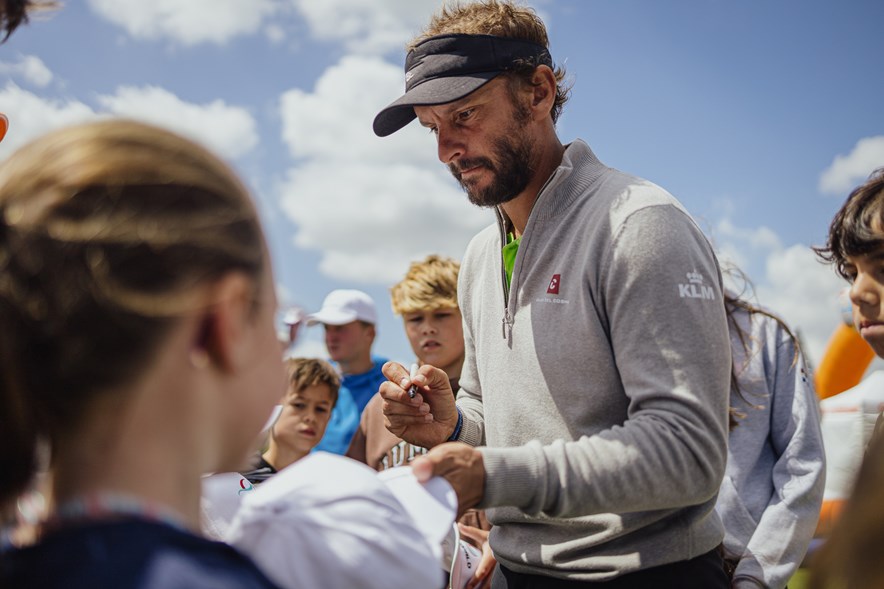 Joost Luiten deelt handtekeningen uit KLM Open