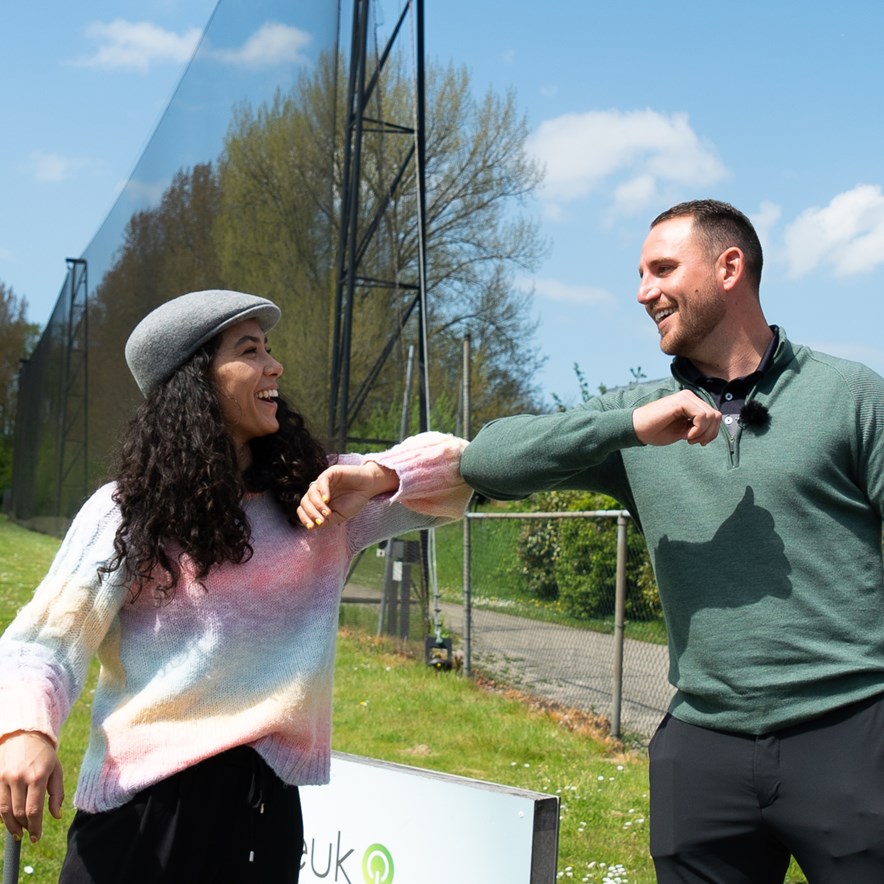 Moïse Trustfull maakt kennis met golfpro Paul Nout