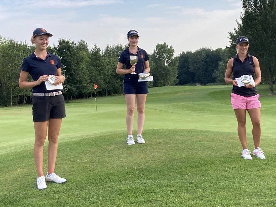 Het podium van de NK Strokeplay dames 2020 op Hotrak