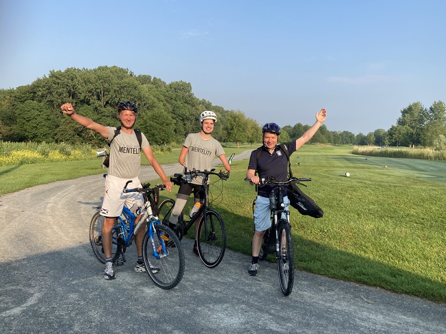 De deelnemers aan de steunactie voor de Mentelity Foundation: 18 holes golfen en 145 kilometer fietsen op één dag